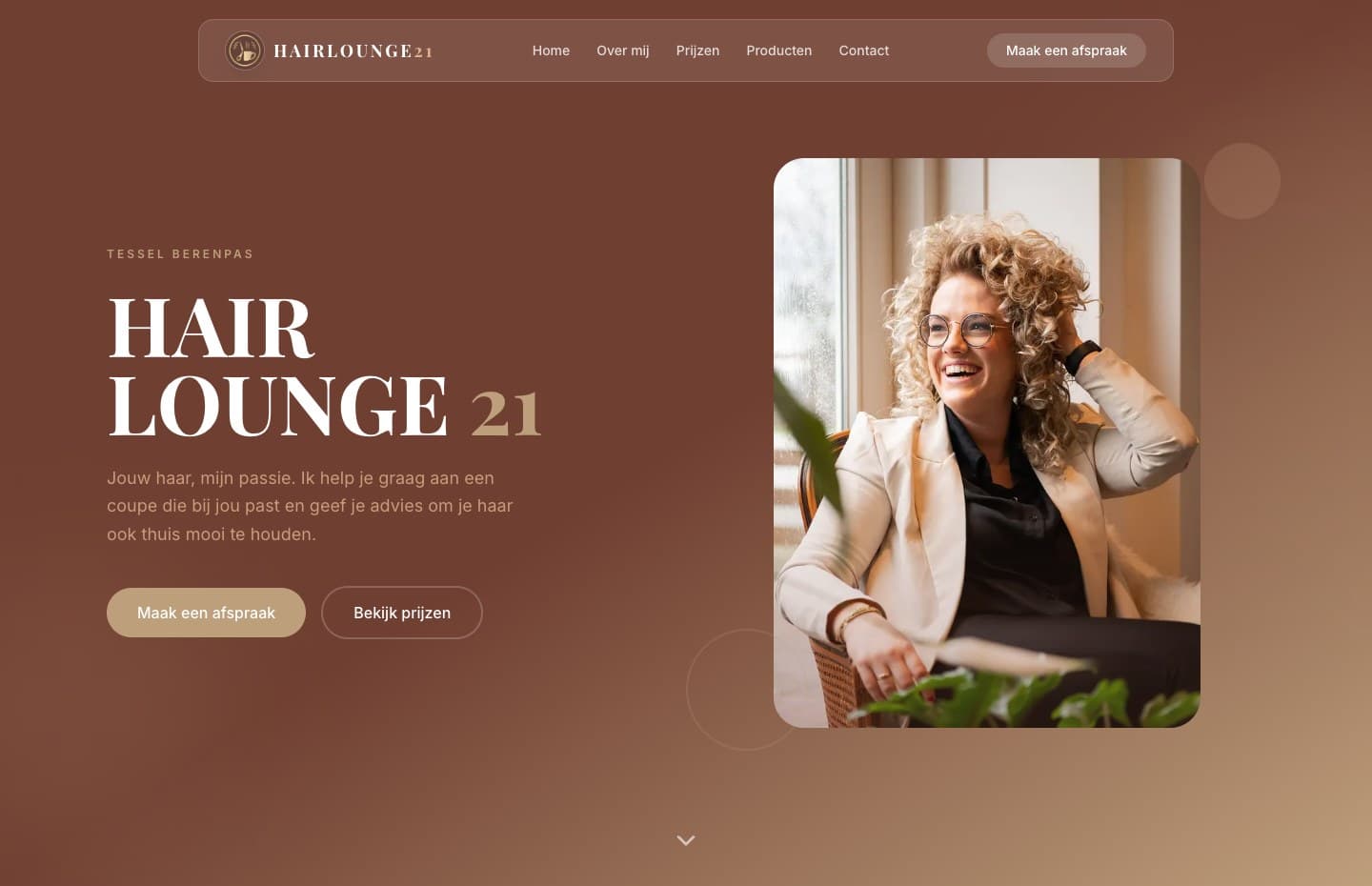 Website van HairLounge 21 op een MacBook Air